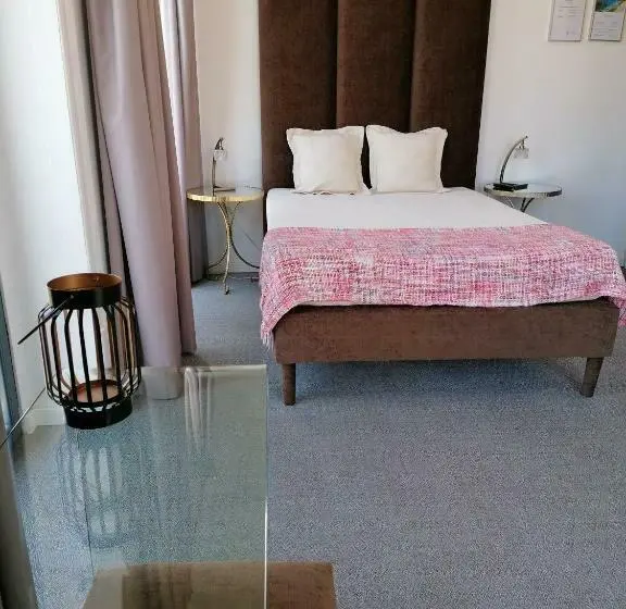 سوییت لوکس, Day Off Suite&hostel