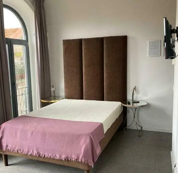 سوییت لوکس, Day Off Suite&hostel