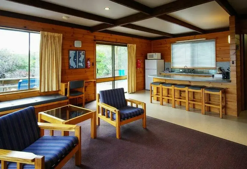 Talo 2 Makuuhuonetta, Edge Of The Bay Resort