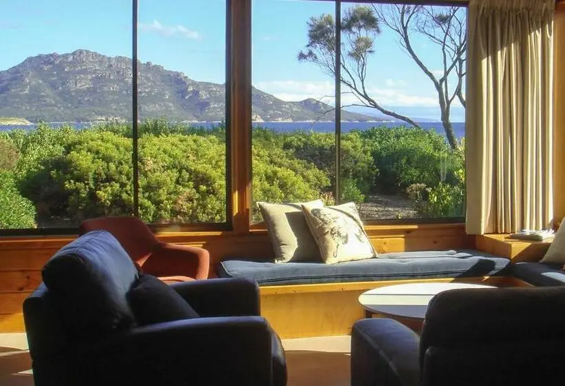 Talo 2 Makuuhuonetta, Edge Of The Bay Resort