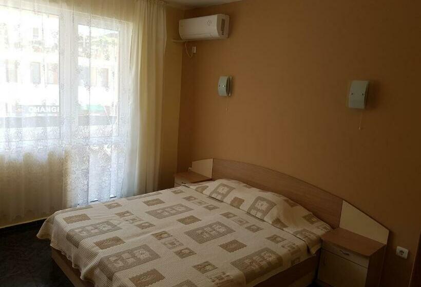 غرفة قياسية مزوَّدة بشُرفة, Family Hotel Alfa Vita