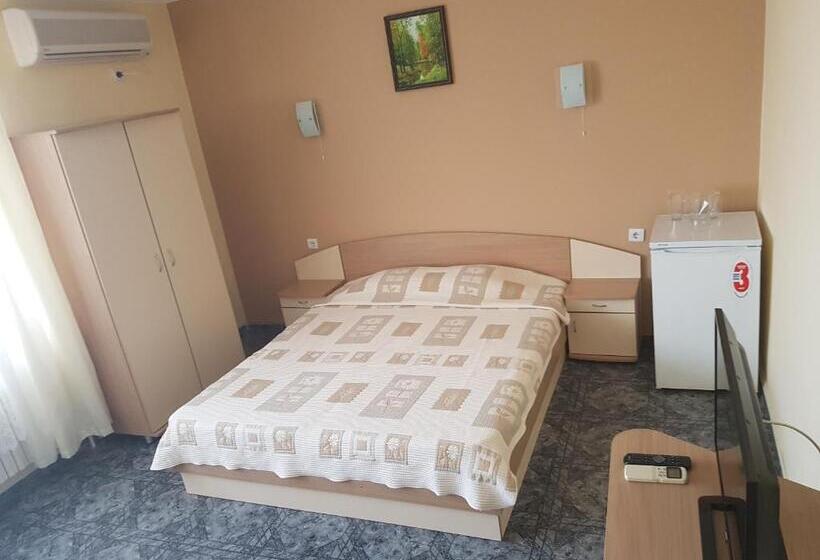 Трехместный Номер Стандарт с Балконом, Family Hotel Alfa Vita