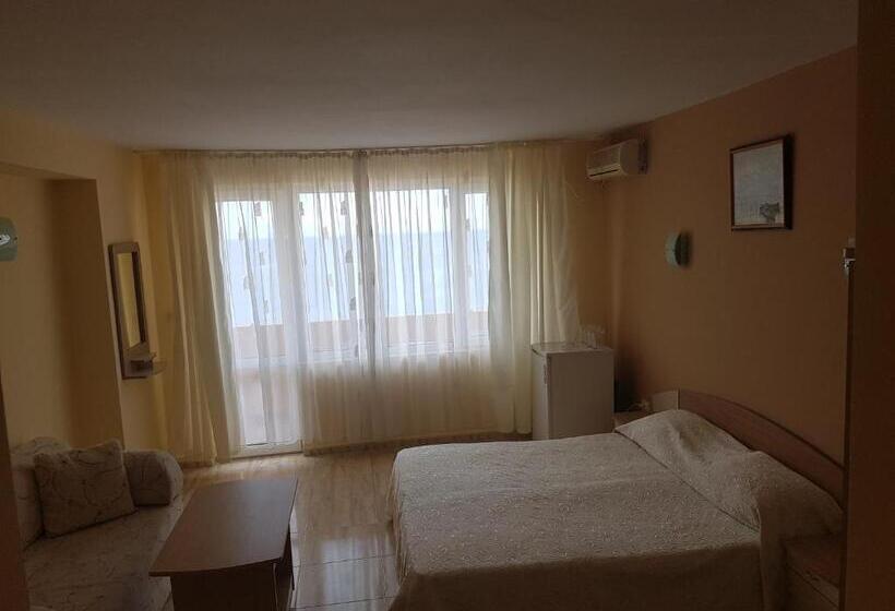 غرفة قياسية ثلاثية مزودة بشرفة, Family Hotel Alfa Vita