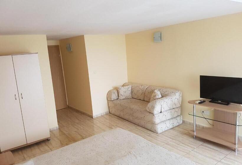 Трехместный Номер Стандарт с Балконом, Family Hotel Alfa Vita