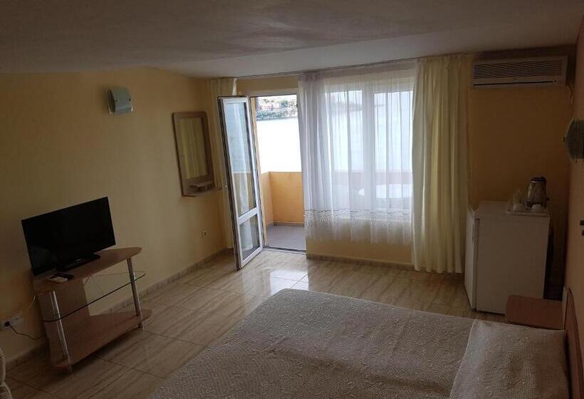 غرفة قياسية ثلاثية مزودة بشرفة, Family Hotel Alfa Vita