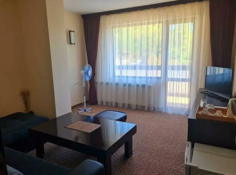 سوییت جونیور با بالکن, Family Hotel Bela