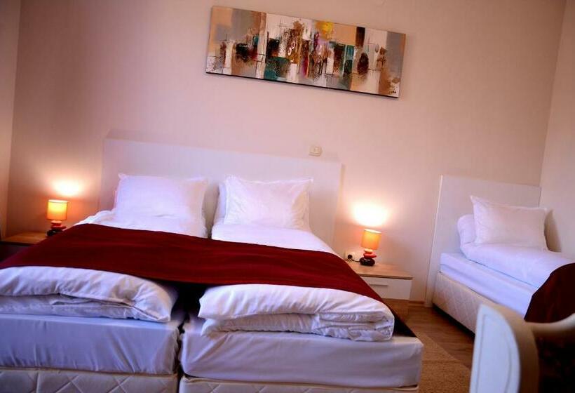 غرفة قياسية ثلاثية مطلة علي حمام السباحة, Afrodita Dimitrovgrad Bg