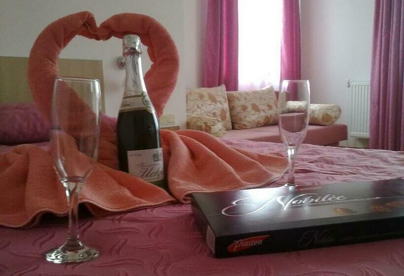 Полулюкс, Akre