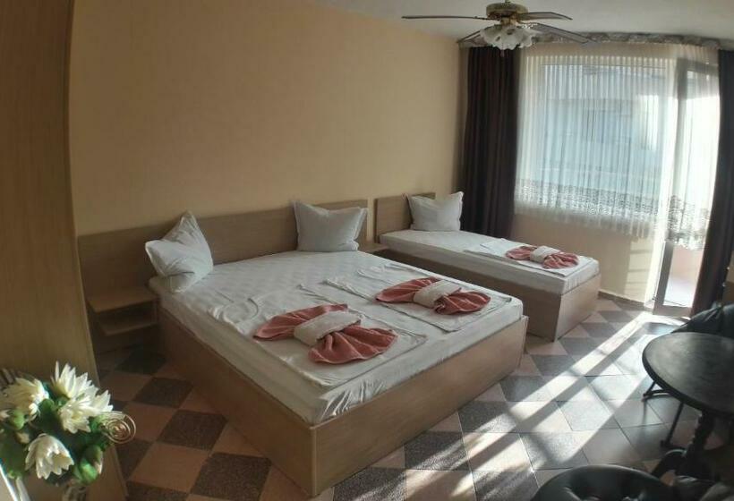 バルコニー付きスタンダードトリプルルーム, Angy