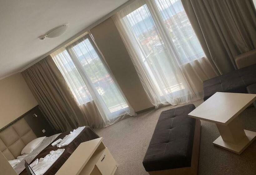 Полулюкс с Балконом, Kamenec