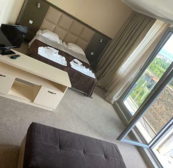 Полулюкс с Балконом, Kamenec