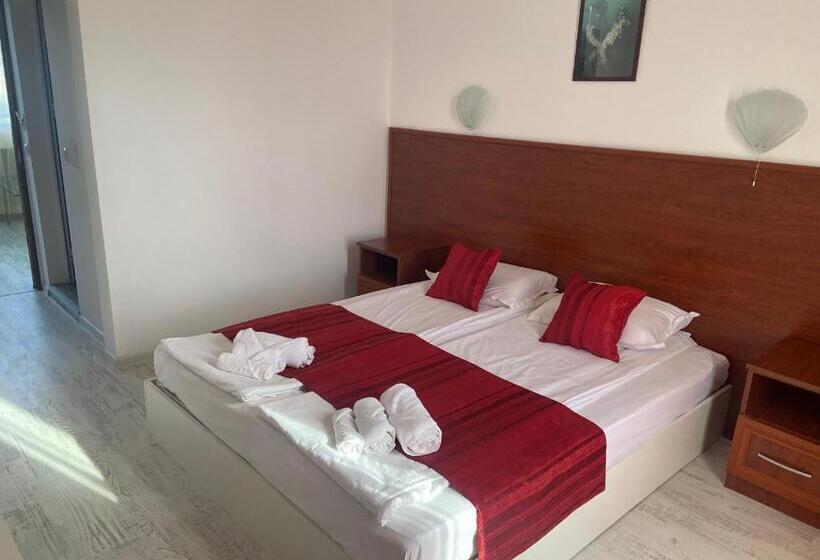 Номер Стандарт Вид на Море, Ribarska Sreshta Family