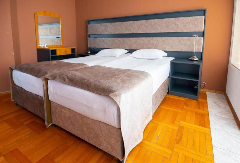 جناح مزوَّد بشرفة, Slaviani