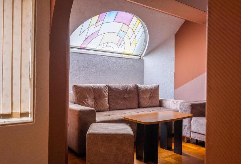 جناح مزوَّد بشرفة, Slaviani