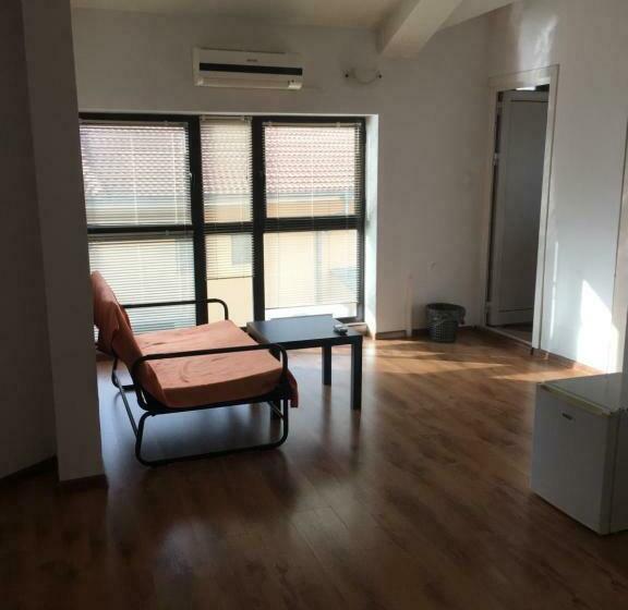 스탠다드 트리플 룸, The White House