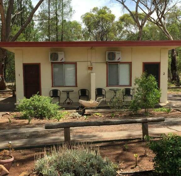 חדר משפחתי, Wagon Wheel Motel & Units