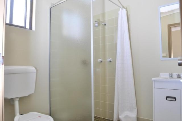 חדר משפחתי, Wagon Wheel Motel & Units