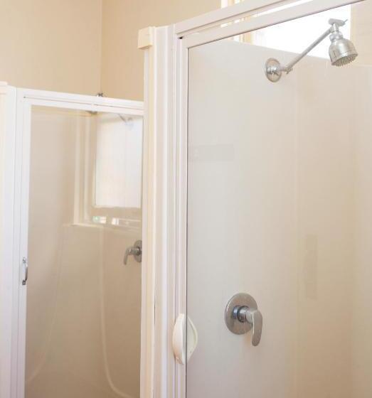 تختخواب در اتاق مشترک, The Cally