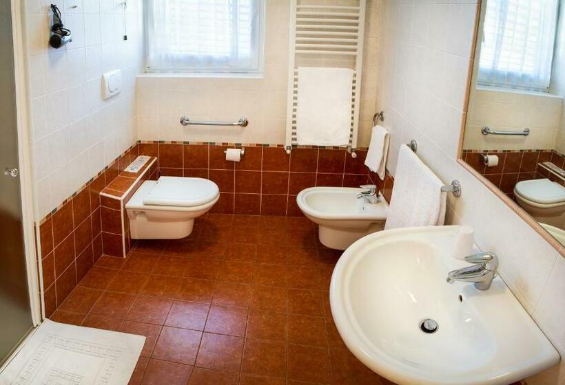 اتاق استاندارد سه نفره, Agritur Val D Adige