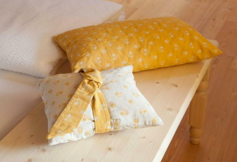 جناح جونيور, Coronata Haus