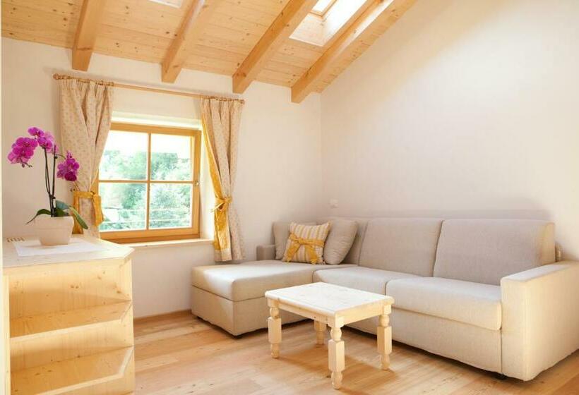 جناح جونيور, Coronata Haus