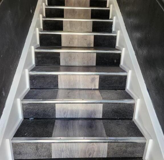 חדר משפחתי, The Entrance Backpackers