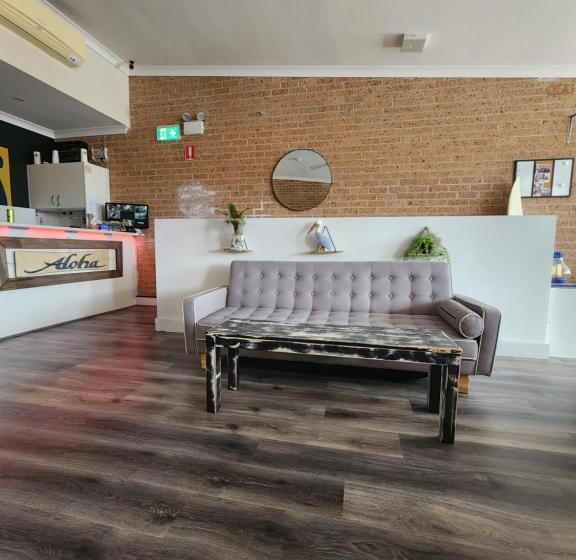 חדר משפחתי, The Entrance Backpackers