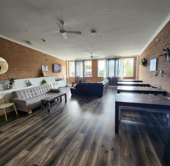 패밀리 룸, The Entrance Backpackers