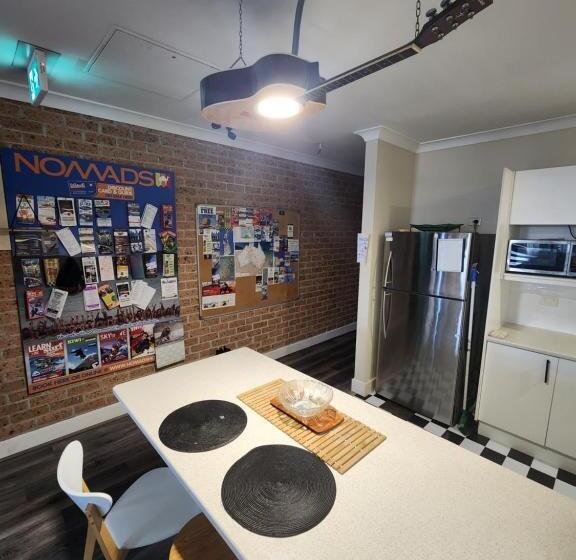 חדר משפחתי, The Entrance Backpackers