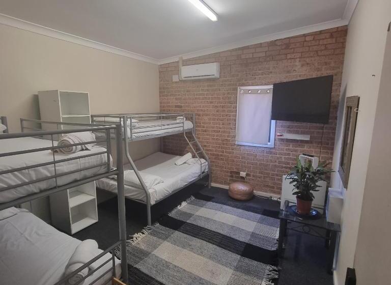 חדר משפחתי, The Entrance Backpackers