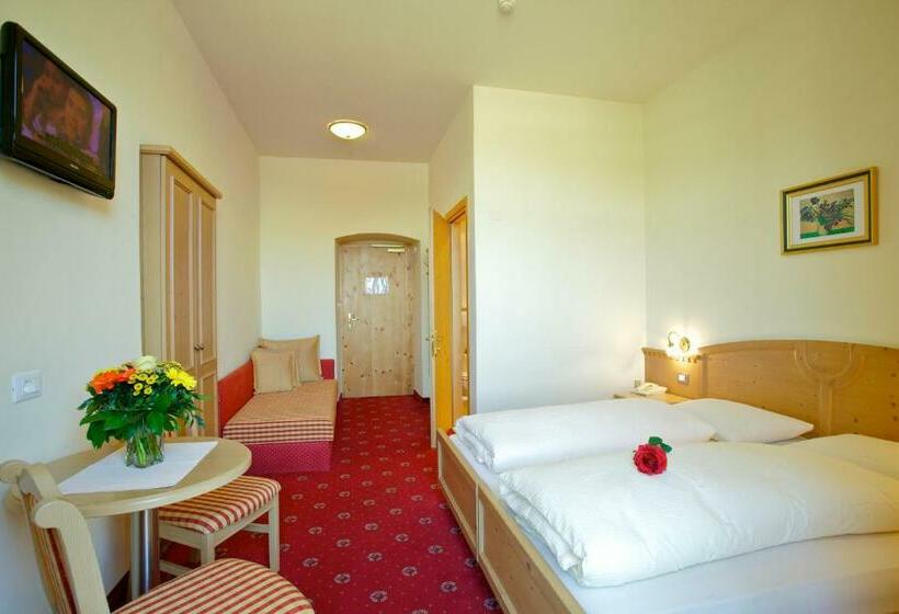 חדר סטנדרט לשלושה, Castel Latemar