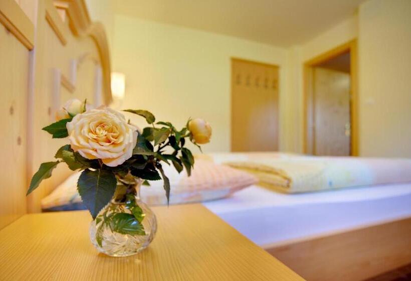 דירת חדר, Castel Latemar