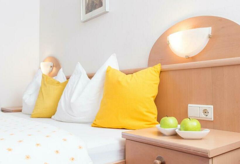 חדר לארבעה סטנדרטי עם מרפסת, Lindnerhof