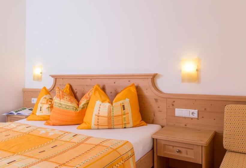 חדר לארבעה סטנדרטי עם מרפסת, Lindnerhof