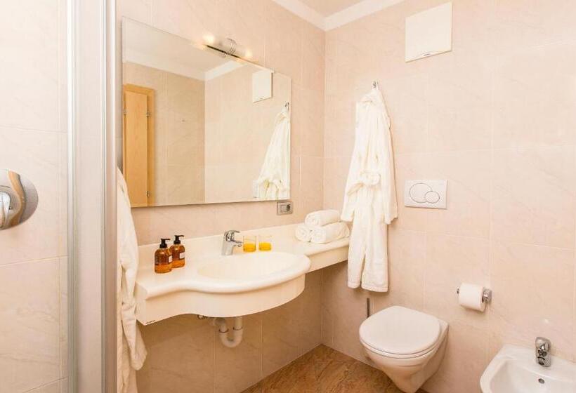 חדר סטנדרט לשלושה עם מרפסת, Lindnerhof