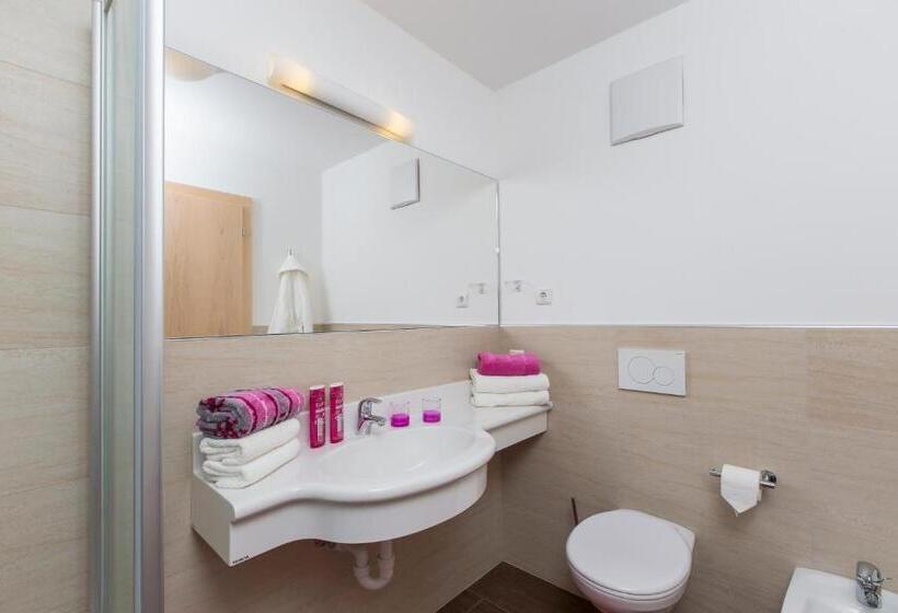 발코니가 있는 4인용 스탠다드 룸, Lindnerhof