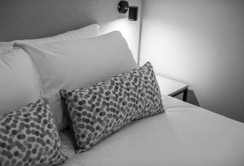 סטודיו משפחתי, Nightcap At Blue Cattle Dog