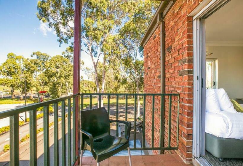 סטודיו משפחתי, Nightcap At Blue Cattle Dog