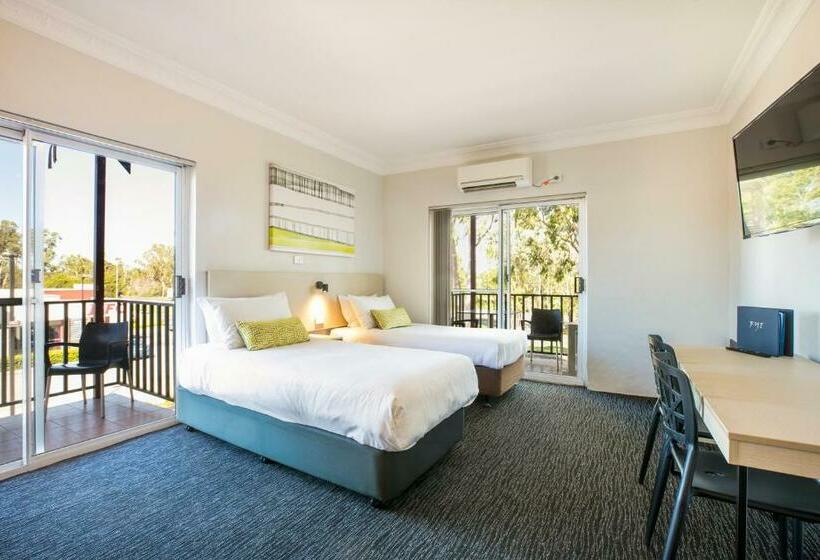 סטודיו משפחתי, Nightcap At Blue Cattle Dog