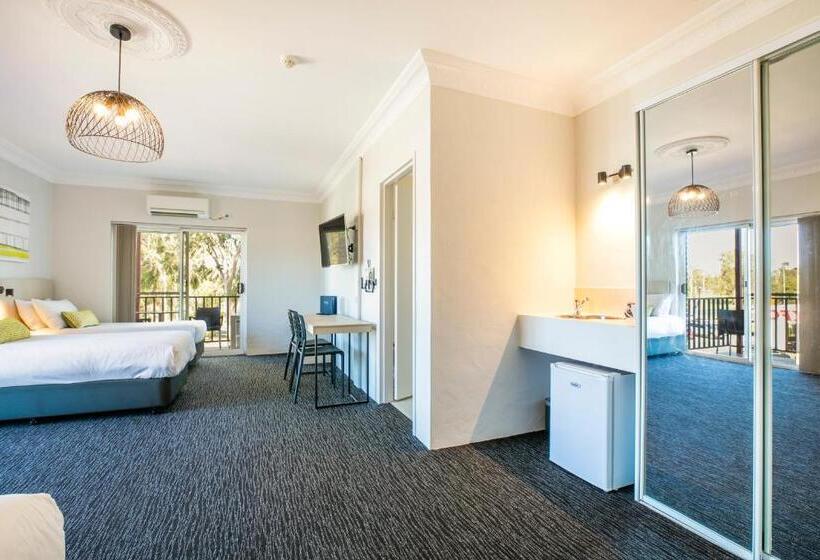 סטודיו משפחתי, Nightcap At Blue Cattle Dog