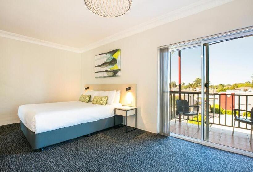 סטודיו משפחתי, Nightcap At Blue Cattle Dog