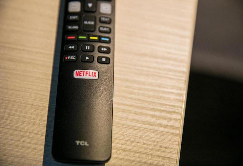 חדר משפחתי, Nightcap At Blue Cattle Dog