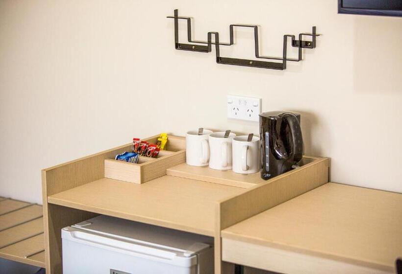 חדר משפחתי, Nightcap At Blue Cattle Dog