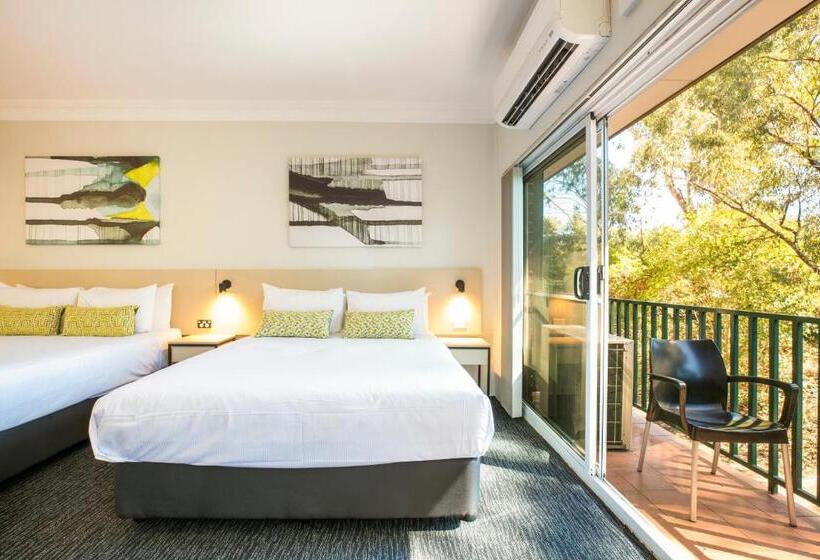 חדר משפחתי, Nightcap At Blue Cattle Dog