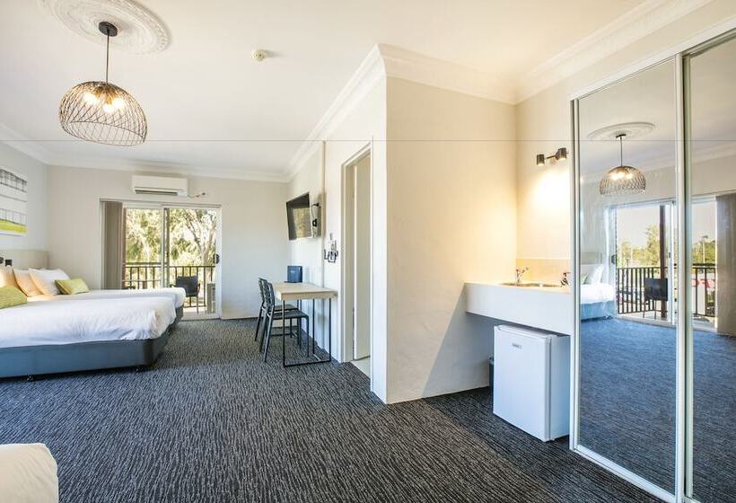 סטודיו משפחתי, Nightcap At Blue Cattle Dog