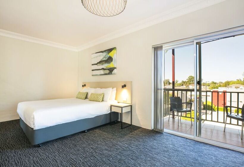 סטודיו משפחתי, Nightcap At Blue Cattle Dog