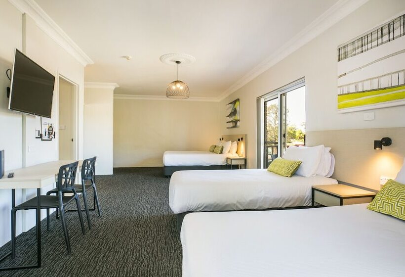 סטודיו משפחתי, Nightcap At Blue Cattle Dog