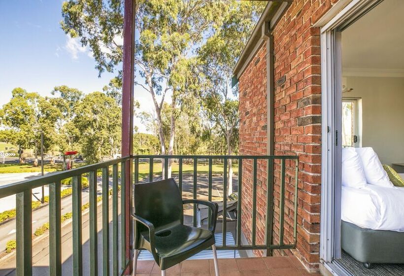 סטודיו משפחתי, Nightcap At Blue Cattle Dog