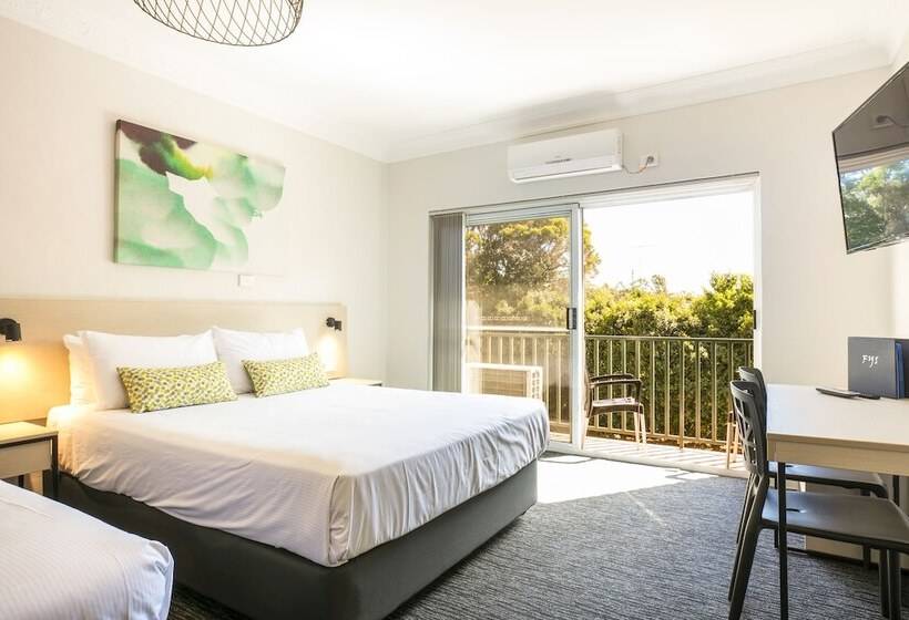 חדר משפחתי, Nightcap At Blue Cattle Dog