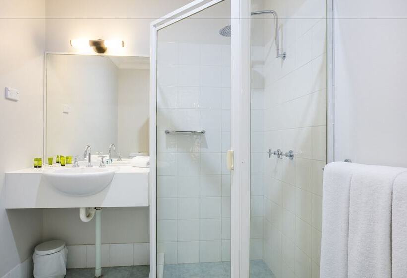 חדר משפחתי, Nightcap At Blue Cattle Dog